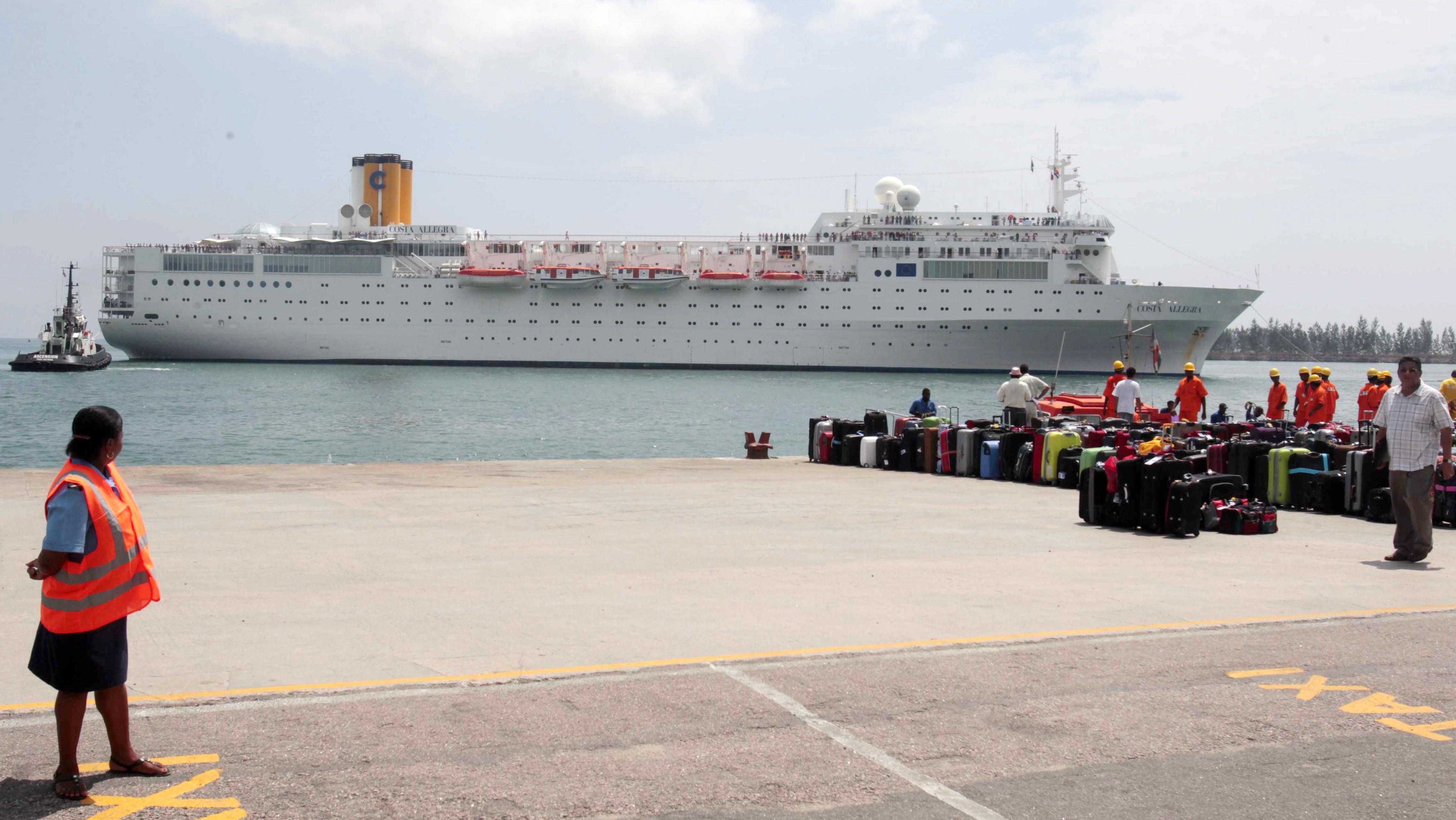 Costa Allegra zakotvila na Seychelách. Pokazenú loď  zachránili pred útokmi pirátov.